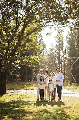 포토 JPG 주간 전신 나무 공원 여자 할아버지 노년 남자 딸 아들 할머니 어린이 가족 엄마 손자 손녀 대가족 서기 여러명 성인 야외 앞모습 10대 30대 제주도 화목 한국인 가족라이프 아빠 60대 며느리 자연휴양림 국내포토 자연요소 식물 라이프스타일 공공시설 뷰포인트 다수 컨셉 관계 모션 청소년 한국 사람 동양인 장년 손주 휴양림 파일형식