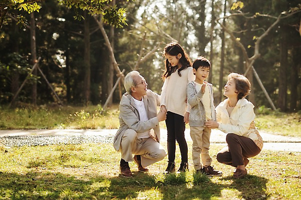 포토 JPG 주간 전신 공원 여자 할아버지 노년 남자 할머니 어린이 가족 손자 손녀 대가족 서기 미소 앉기 여러명 야외 옆모습 10대 제주도 화목 한국인 가족라이프 60대 자연휴양림 국내포토 자연요소 라이프스타일 공공시설 뷰포인트 다수 컨셉 관계 모션 청소년 한국 표정 사람 동양인 성인 손주 휴양림 파일형식