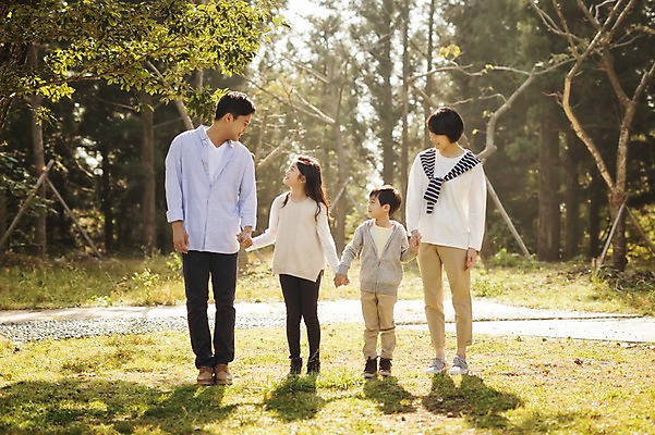 포토 JPG 주간 전신 공원 여자 남자 딸 아들 어린이 가족 엄마 서기 여러명 야외 앞모습 10대 30대 제주도 손잡기 화목 한국인 가족라이프 아빠 핵가족 자연휴양림 국내포토 자연요소 라이프스타일 공공시설 뷰포인트 다수 컨셉 관계 모션 청소년 한국 사람 동양인 장년 휴양림 파일형식