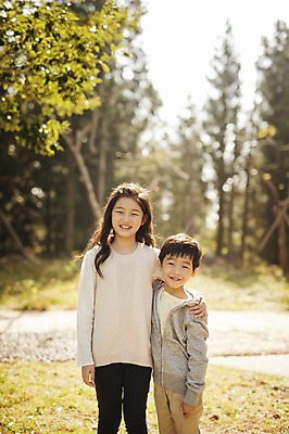 포토 JPG 주간 공원 여자 남자 어린이 가족 어깨동무 남매 서기 미소 상반신 야외 두명 앞모습 10대 제주도 화목 한국인 가족라이프 자연휴양림 어린이만 국내포토 자연요소 라이프스타일 공공시설 뷰포인트 포즈 컨셉 관계 모션 청소년 한국 표정 사람 동양인 휴양림 파일형식