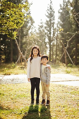 포토 JPG 주간 전신 공원 여자 남자 어린이 가족 어깨동무 남매 서기 미소 야외 두명 앞모습 10대 제주도 화목 한국인 가족라이프 자연휴양림 어린이만 국내포토 자연요소 라이프스타일 공공시설 뷰포인트 포즈 컨셉 관계 모션 청소년 한국 표정 사람 동양인 휴양림 파일형식