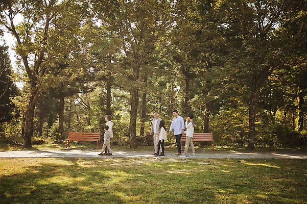 포토 JPG 주간 전신 나무 공원 여자 할아버지 노년 남자 딸 아들 할머니 어린이 가족 엄마 손자 손녀 대가족 여러명 야외 옆모습 10대 30대 제주도 걷기 화목 산책 한국인 가족라이프 아빠 60대 며느리 자연휴양림 국내포토 자연요소 식물 라이프스타일 공공시설 뷰포인트 다수 컨셉 관계 모션 청소년 휴식 한국 사람 동양인 성인 장년 손주 휴양림 파일형식