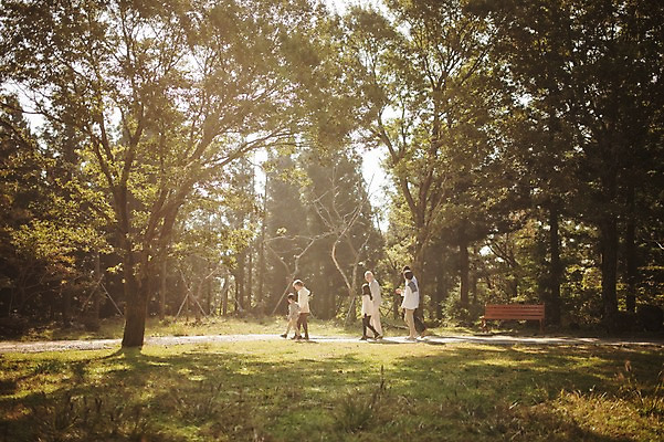 포토 JPG 주간 전신 나무 공원 여자 할아버지 노년 남자 딸 아들 할머니 어린이 가족 엄마 손자 손녀 대가족 여러명 야외 옆모습 10대 30대 제주도 걷기 화목 산책 한국인 가족라이프 아빠 60대 며느리 자연휴양림 국내포토 자연요소 식물 라이프스타일 공공시설 뷰포인트 다수 컨셉 관계 모션 청소년 휴식 한국 사람 동양인 성인 장년 손주 휴양림 파일형식