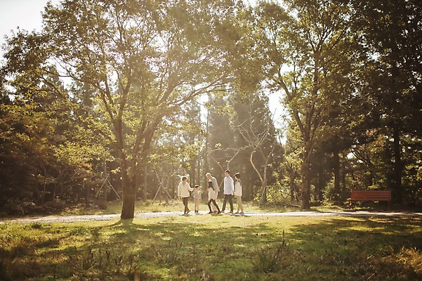 포토 JPG 주간 전신 나무 공원 여자 할아버지 노년 남자 딸 아들 할머니 어린이 가족 엄마 손자 손녀 대가족 여러명 야외 옆모습 10대 30대 제주도 걷기 화목 산책 한국인 가족라이프 아빠 60대 며느리 자연휴양림 국내포토 자연요소 식물 라이프스타일 공공시설 뷰포인트 다수 컨셉 관계 모션 청소년 휴식 한국 사람 동양인 성인 장년 손주 휴양림 파일형식