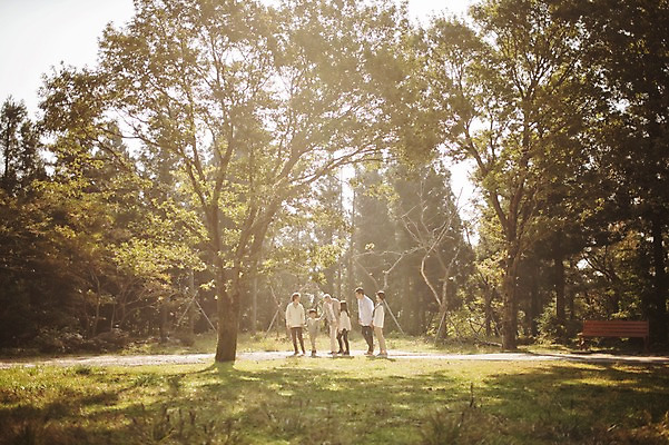 포토 JPG 주간 전신 나무 공원 여자 할아버지 노년 남자 딸 아들 할머니 어린이 가족 엄마 손자 손녀 대가족 여러명 야외 옆모습 10대 30대 제주도 걷기 화목 산책 한국인 가족라이프 아빠 60대 며느리 자연휴양림 국내포토 자연요소 식물 라이프스타일 공공시설 뷰포인트 다수 컨셉 관계 모션 청소년 휴식 한국 사람 동양인 성인 장년 손주 휴양림 파일형식