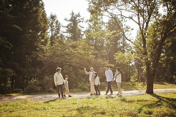 포토 JPG 주간 전신 나무 공원 여자 할아버지 노년 남자 딸 아들 할머니 어린이 가족 엄마 손자 손녀 대가족 여러명 야외 옆모습 10대 30대 제주도 걷기 화목 산책 한국인 가족라이프 아빠 60대 며느리 자연휴양림 국내포토 자연요소 식물 라이프스타일 공공시설 뷰포인트 다수 컨셉 관계 모션 청소년 휴식 한국 사람 동양인 성인 장년 손주 휴양림 파일형식