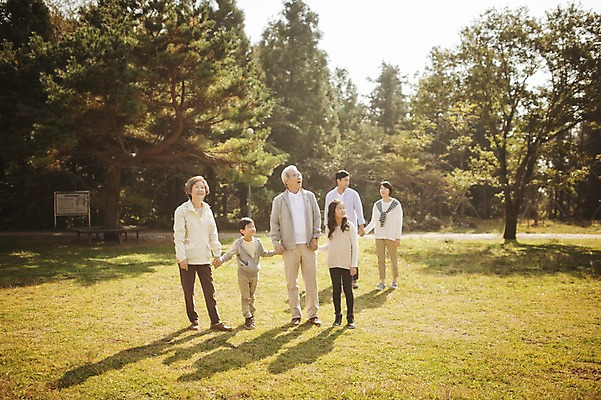포토 JPG 주간 전신 나무 공원 여자 할아버지 남자 딸 아들 할머니 어린이 가족 엄마 손자 손녀 대가족 여러명 야외 앞모습 10대 30대 제주도 걷기 손잡기 화목 산책 한국인 가족라이프 아빠 60대 며느리 자연휴양림 국내포토 자연요소 식물 라이프스타일 공공시설 노년 뷰포인트 다수 컨셉 관계 모션 청소년 휴식 한국 사람 동양인 장년 손주 휴양림 파일형식