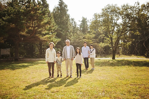 포토 JPG 주간 전신 나무 공원 여자 할아버지 남자 딸 아들 할머니 어린이 가족 엄마 손자 손녀 대가족 서기 여러명 야외 앞모습 10대 30대 제주도 화목 산책 한국인 가족라이프 아빠 60대 며느리 자연휴양림 국내포토 자연요소 식물 라이프스타일 공공시설 노년 뷰포인트 다수 컨셉 관계 모션 청소년 휴식 한국 사람 동양인 장년 손주 휴양림 파일형식