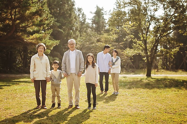 포토 JPG 주간 전신 나무 공원 여자 할아버지 남자 딸 아들 할머니 어린이 가족 엄마 손자 손녀 대가족 서기 여러명 야외 앞모습 10대 30대 제주도 화목 산책 한국인 가족라이프 아빠 60대 며느리 자연휴양림 국내포토 자연요소 식물 라이프스타일 공공시설 노년 뷰포인트 다수 컨셉 관계 모션 청소년 휴식 한국 사람 동양인 장년 손주 휴양림 파일형식