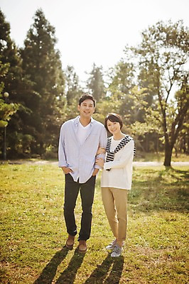 포토 JPG 주간 전신 부부 공원 여자 남자 서기 미소 성인 야외 두명 앞모습 30대 제주도 다정 한국인 자연휴양림 부부라이프 성인만 국내포토 자연요소 라이프스타일 커플 공공시설 뷰포인트 컨셉 모션 한국 표정 사람 동양인 장년 휴양림 파일형식