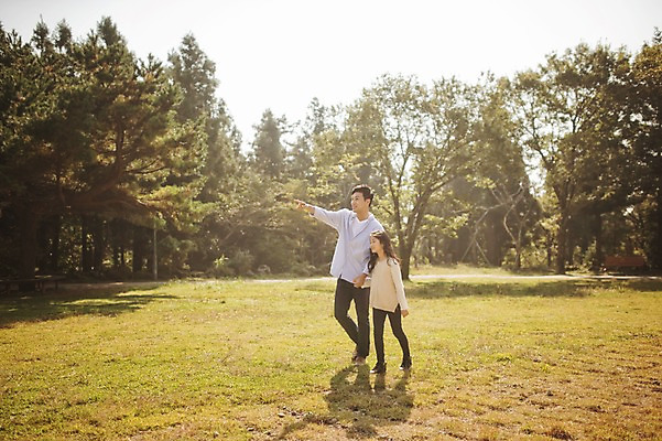 포토 JPG 주간 전신 공원 여자 남자 딸 가족 야외 두명 옆모습 10대 30대 제주도 걷기 화목 산책 한국인 가리킴 가족라이프 아빠 자연휴양림 부녀 국내포토 자연요소 라이프스타일 공공시설 뷰포인트 컨셉 관계 모션 청소년 휴식 한국 사람 동양인 손짓 장년 휴양림 파일형식