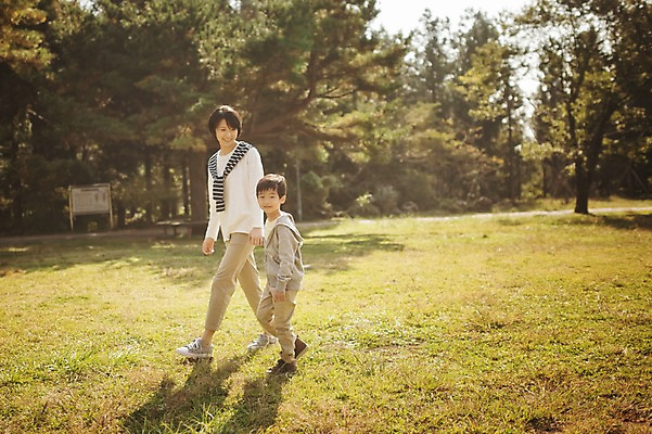 포토 JPG 주간 전신 공원 여자 남자 아들 어린이 가족 엄마 성인 야외 두명 옆모습 30대 제주도 걷기 손잡기 화목 산책 한국인 가족라이프 자연휴양림 아들바보 국내포토 모자관계 자연요소 라이프스타일 공공시설 뷰포인트 컨셉 관계 모션 휴식 한국 사람 동양인 장년 휴양림 파일형식