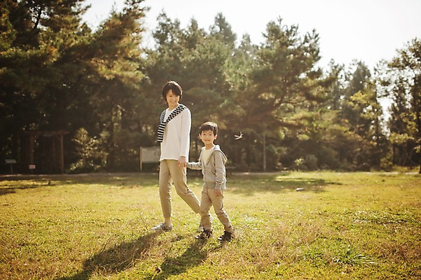 포토 JPG 주간 전신 공원 여자 남자 아들 어린이 가족 엄마 성인 야외 두명 옆모습 30대 제주도 걷기 손잡기 화목 산책 한국인 가족라이프 자연휴양림 아들바보 국내포토 모자관계 자연요소 라이프스타일 공공시설 뷰포인트 컨셉 관계 모션 휴식 한국 사람 동양인 장년 휴양림 파일형식