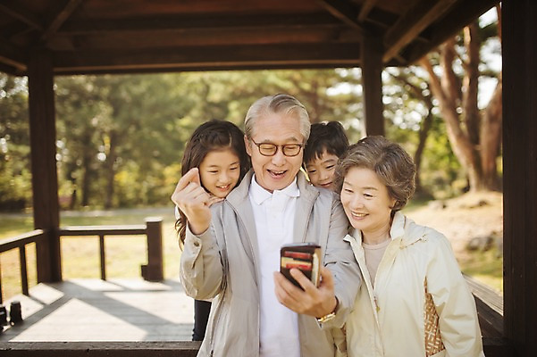 포토 JPG 주간 공원 여자 할아버지 노년 남자 할머니 어린이 가족 손자 손녀 대가족 서기 미소 들기 여러명 상반신 야외 앞모습 10대 스마트폰 제주도 화목 한국인 가족라이프 60대 정자 자연휴양림 국내포토 자연요소 라이프스타일 건축물 공공시설 뷰포인트 다수 컨셉 관계 모션 청소년 한국 표정 사람 동양인 성인 핸드폰 스마트기기 손주 휴양림 파일형식