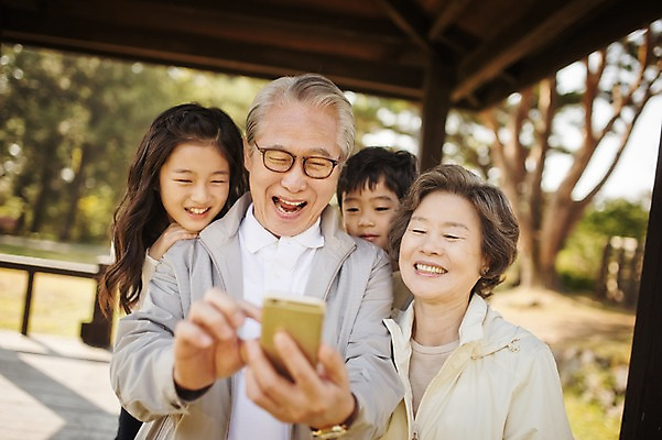 포토 JPG 주간 공원 여자 할아버지 노년 남자 할머니 어린이 가족 손자 손녀 대가족 서기 미소 들기 여러명 상반신 야외 앞모습 10대 스마트폰 제주도 화목 한국인 가족라이프 60대 정자 자연휴양림 국내포토 자연요소 라이프스타일 건축물 공공시설 뷰포인트 다수 컨셉 관계 모션 청소년 한국 표정 사람 동양인 성인 핸드폰 스마트기기 손주 휴양림 파일형식