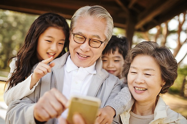 포토 JPG 주간 공원 여자 할아버지 노년 남자 할머니 어린이 가족 손자 손녀 대가족 서기 미소 들기 여러명 상반신 야외 앞모습 10대 스마트폰 제주도 화목 한국인 가족라이프 60대 정자 자연휴양림 국내포토 자연요소 라이프스타일 건축물 공공시설 뷰포인트 다수 컨셉 관계 모션 청소년 한국 표정 사람 동양인 성인 핸드폰 스마트기기 손주 휴양림 파일형식