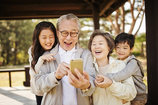 포토 JPG 주간 공원 여자 할아버지 노년 남자 할머니 어린이 가족 손자 손녀 대가족 서기 미소 들기 여러명 상반신 야외 앞모습 10대 스마트폰 제주도 화목 한국인 가족라이프 60대 정자 자연휴양림 국내포토 자연요소 라이프스타일 건축물 공공시설 뷰포인트 다수 컨셉 관계 모션 청소년 한국 표정 사람 동양인 성인 핸드폰 스마트기기 손주 휴양림 파일형식