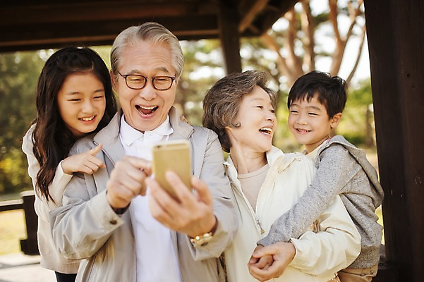 포토 JPG 주간 공원 여자 할아버지 노년 남자 할머니 어린이 가족 손자 손녀 대가족 서기 미소 들기 여러명 상반신 야외 앞모습 10대 스마트폰 제주도 화목 한국인 가족라이프 60대 정자 자연휴양림 국내포토 자연요소 라이프스타일 건축물 공공시설 뷰포인트 다수 컨셉 관계 모션 청소년 한국 표정 사람 동양인 성인 핸드폰 스마트기기 손주 휴양림 파일형식