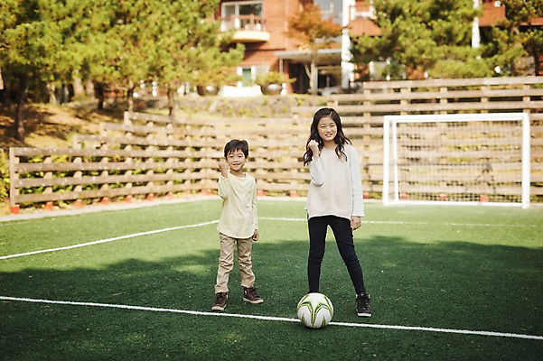 포토 JPG 주간 전신 공원 여자 남자 어린이 축구공 가족 남매 서기 야외 두명 앞모습 10대 제주도 파이팅 축구 한국인 가족라이프 즐거움 자연휴양림 어린이만 국내포토 자연요소 라이프스타일 공공시설 감정 뷰포인트 공 축구용품 관계 모션 청소년 한국 사람 동양인 구기 휴양림 파일형식