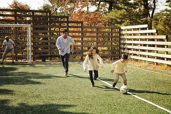 포토 JPG 주간 전신 공원 여자 할아버지 노년 남자 아들 어린이 축구공 손자 손녀 대가족 여러명 성인 야외 앞모습 10대 30대 달리기 제주도 축구 화목 한국인 가족라이프 60대 축구장 골대 즐거움 축구골대 자연휴양림 국내포토 자연요소 라이프스타일 공공시설 감정 뷰포인트 다수 컨셉 공 축구용품 스포츠시설 가족 모션 청소년 한국 사람 동양인 장년 구기 손주 휴양림 파일형식