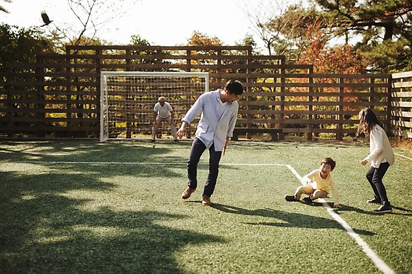 포토 JPG 주간 전신 공원 여자 할아버지 노년 남자 딸 아들 어린이 손자 손녀 대가족 서기 여러명 성인 야외 앞모습 10대 30대 제주도 축구 화목 한국인 가족라이프 아빠 60대 축구장 골대 즐거움 축구골대 넘어짐 자연휴양림 국내포토 자연요소 라이프스타일 공공시설 감정 뷰포인트 다수 컨셉 스포츠시설 가족 모션 청소년 한국 사람 동양인 장년 구기 손주 휴양림 파일형식