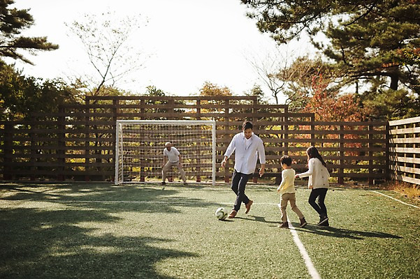 포토 JPG 주간 전신 공원 여자 할아버지 노년 남자 딸 아들 어린이 손자 손녀 대가족 여러명 성인 야외 10대 30대 제주도 축구 화목 한국인 가족라이프 아빠 60대 축구장 골대 즐거움 축구골대 자연휴양림 국내포토 자연요소 라이프스타일 공공시설 감정 다수 컨셉 스포츠시설 가족 청소년 한국 사람 동양인 장년 구기 손주 휴양림 파일형식
