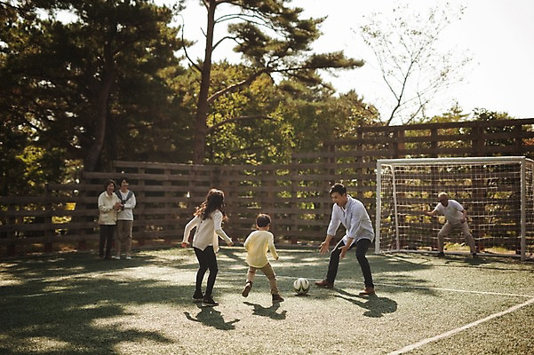 포토 JPG 주간 전신 공원 여자 할아버지 노년 남자 딸 아들 할머니 가족 엄마 손자 손녀 대가족 여러명 성인 야외 10대 30대 제주도 축구 화목 한국인 가족라이프 아빠 60대 축구장 골대 즐거움 며느리 자연휴양림 국내포토 자연요소 라이프스타일 공공시설 감정 다수 컨셉 스포츠시설 관계 청소년 한국 사람 동양인 장년 구기 손주 휴양림 파일형식