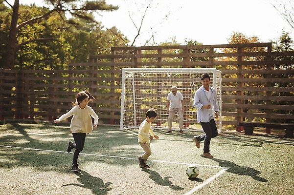 포토 JPG 주간 공원 여자 할아버지 노년 남자 어린이 축구공 손자 손녀 대가족 여러명 성인 야외 10대 30대 제주도 축구 화목 한국인 가족라이프 아빠 60대 축구장 골대 즐거움 축구골대 자연휴양림 국내포토 자연요소 라이프스타일 공공시설 감정 다수 컨셉 공 축구용품 스포츠시설 가족 청소년 한국 사람 동양인 장년 구기 손주 휴양림 파일형식