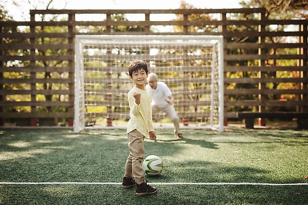 포토 JPG 주간 공원 할아버지 남자 어린이 축구공 손자 서기 미소 야외 두명 제주도 축구 화목 한국인 가족라이프 60대 축구장 골대 즐거움 축구골대 자연휴양림 남자만 국내포토 자연요소 라이프스타일 공공시설 노년 감정 컨셉 공 축구용품 스포츠시설 가족 모션 한국 표정 사람 동양인 구기 손주 휴양림 파일형식