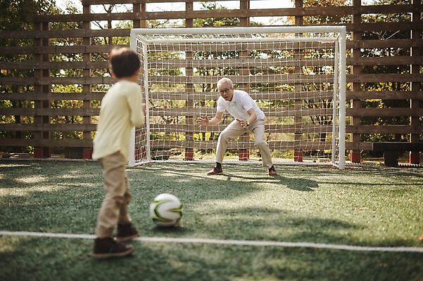 포토 JPG 주간 전신 공원 할아버지 노년 어린이 손자 서기 야외 두명 앞모습 뒷모습 제주도 축구 화목 한국인 가족라이프 60대 축구장 골대 즐거움 축구골대 자연휴양림 남자만 국내포토 자연요소 라이프스타일 공공시설 남자 감정 뷰포인트 컨셉 스포츠시설 가족 모션 한국 사람 동양인 성인 구기 손주 휴양림 파일형식
