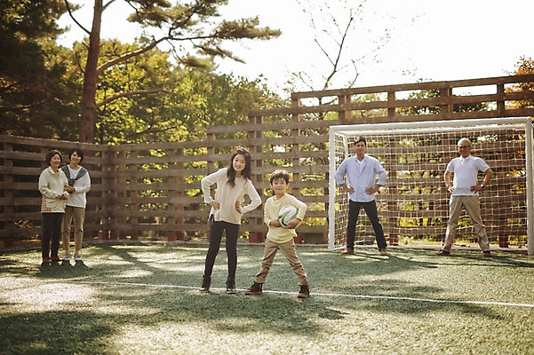 포토 JPG 주간 전신 공원 여자 노년 남자 어린이 축구공 대가족 서기 미소 들기 여러명 성인 야외 앞모습 10대 30대 제주도 축구 화목 한국인 가족라이프 60대 축구장 골대 즐거움 축구골대 자연휴양림 국내포토 자연요소 라이프스타일 공공시설 감정 뷰포인트 다수 컨셉 공 축구용품 스포츠시설 가족 모션 청소년 한국 표정 사람 동양인 장년 구기 휴양림 파일형식
