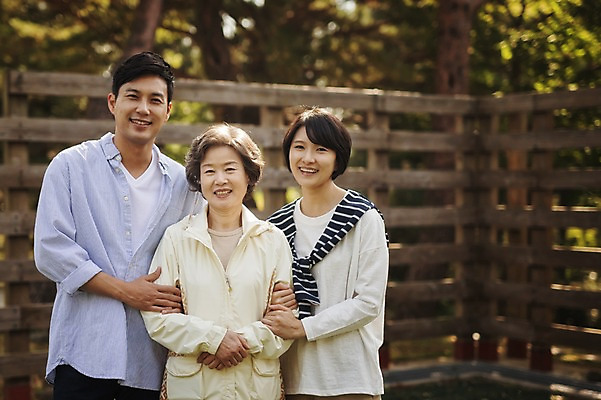 포토 JPG 주간 공원 여자 남자 아들 할머니 가족 서기 미소 상반신 야외 앞모습 세명 30대 제주도 팔짱 화목 한국인 가족라이프 60대 며느리 시어머니 자연휴양림 국내포토 자연요소 라이프스타일 공공시설 노년 뷰포인트 컨셉 관계 모션 한국 표정 사람 동양인 장년 휴양림 파일형식 시부모님