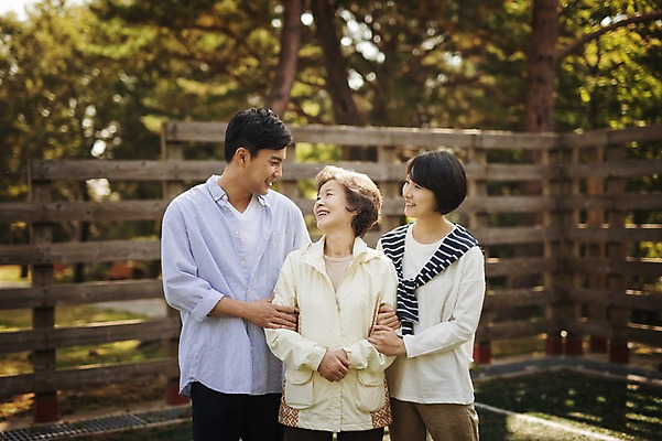 포토 JPG 주간 공원 여자 남자 아들 할머니 가족 서기 미소 상반신 야외 앞모습 세명 30대 제주도 팔짱 화목 한국인 가족라이프 60대 며느리 시어머니 자연휴양림 국내포토 자연요소 라이프스타일 공공시설 노년 뷰포인트 컨셉 관계 모션 한국 표정 사람 동양인 장년 휴양림 파일형식 시부모님