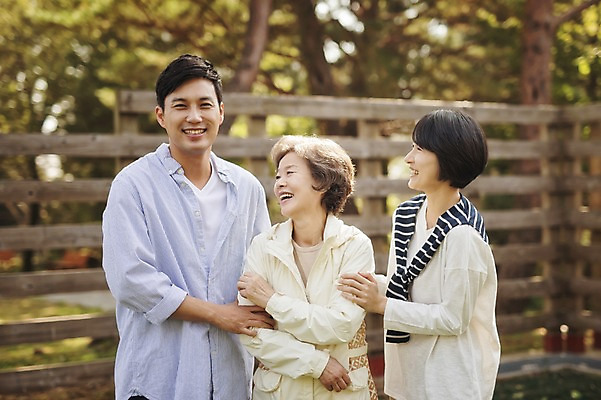 포토 JPG 주간 공원 여자 남자 아들 할머니 가족 서기 미소 상반신 야외 앞모습 세명 30대 제주도 팔짱 화목 한국인 가족라이프 60대 며느리 시어머니 자연휴양림 국내포토 자연요소 라이프스타일 공공시설 노년 뷰포인트 컨셉 관계 모션 한국 표정 사람 동양인 장년 휴양림 파일형식 시부모님