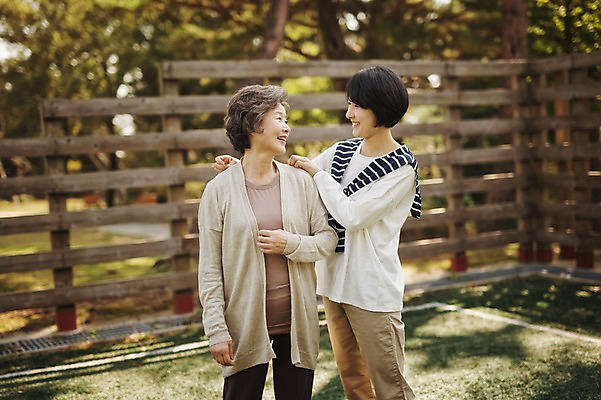 포토 JPG 주간 공원 여자 노년 딸 할머니 가족 엄마 서기 상반신 성인 야외 두명 앞모습 30대 제주도 화목 다정 한국인 가족라이프 60대 며느리 시어머니 자연휴양림 여자만 성인여자만 국내포토 자연요소 라이프스타일 공공시설 뷰포인트 컨셉 관계 모션 한국 사람 동양인 장년 휴양림 성인만 파일형식 시부모님