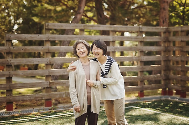 포토 JPG 주간 공원 여자 노년 딸 할머니 가족 엄마 서기 미소 상반신 성인 야외 두명 앞모습 30대 제주도 화목 다정 한국인 가족라이프 60대 며느리 시어머니 자연휴양림 여자만 성인여자만 국내포토 자연요소 라이프스타일 공공시설 뷰포인트 컨셉 관계 모션 한국 표정 사람 동양인 장년 휴양림 성인만 파일형식 시부모님