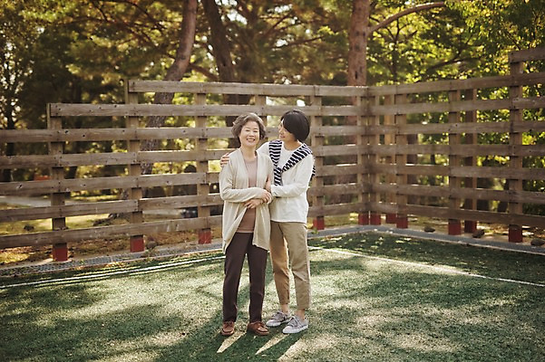 포토 JPG 주간 전신 공원 여자 노년 딸 할머니 가족 엄마 서기 성인 야외 두명 앞모습 30대 제주도 화목 다정 한국인 가족라이프 60대 며느리 시어머니 자연휴양림 여자만 국내포토 자연요소 라이프스타일 공공시설 뷰포인트 컨셉 관계 모션 한국 사람 동양인 장년 휴양림 파일형식 시부모님