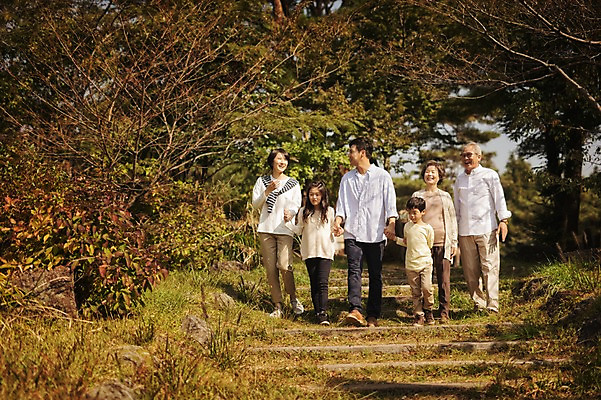 포토 JPG 주간 전신 공원 여자 할아버지 노년 남자 딸 아들 할머니 어린이 가족 엄마 손자 손녀 대가족 여러명 성인 야외 10대 30대 제주도 걷기 손잡기 화목 산책 한국인 가족라이프 아빠 60대 며느리 자연휴양림 국내포토 자연요소 라이프스타일 공공시설 다수 컨셉 관계 모션 청소년 휴식 한국 사람 동양인 장년 손주 휴양림 파일형식