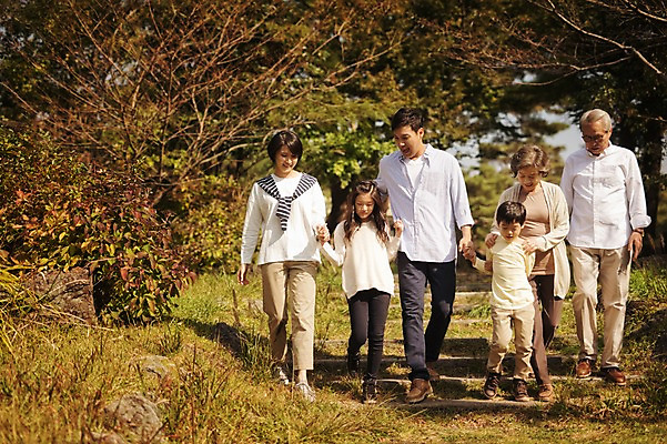 포토 JPG 주간 전신 공원 여자 할아버지 노년 남자 딸 아들 할머니 어린이 가족 엄마 손자 손녀 대가족 여러명 성인 야외 10대 30대 제주도 걷기 손잡기 화목 산책 한국인 가족라이프 아빠 60대 며느리 자연휴양림 국내포토 자연요소 라이프스타일 공공시설 다수 컨셉 관계 모션 청소년 휴식 한국 사람 동양인 장년 손주 휴양림 파일형식