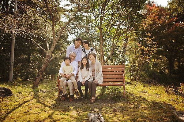 포토 JPG 주간 전신 공원 여자 할아버지 노년 남자 딸 아들 할머니 어린이 벤치 가족 엄마 손자 손녀 대가족 앉기 여러명 성인 야외 앞모습 10대 30대 제주도 화목 한국인 가족라이프 아빠 60대 며느리 자연휴양림 국내포토 자연요소 라이프스타일 공공시설 뷰포인트 다수 컨셉 의자 관계 모션 청소년 한국 사람 동양인 장년 손주 휴양림 파일형식