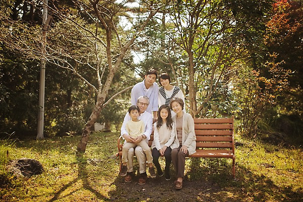 포토 JPG 주간 전신 공원 여자 할아버지 노년 남자 딸 아들 할머니 어린이 벤치 가족 엄마 손자 손녀 대가족 앉기 여러명 성인 야외 앞모습 10대 30대 제주도 화목 한국인 가족라이프 아빠 60대 며느리 자연휴양림 국내포토 자연요소 라이프스타일 공공시설 뷰포인트 다수 컨셉 의자 관계 모션 청소년 한국 사람 동양인 장년 손주 휴양림 파일형식