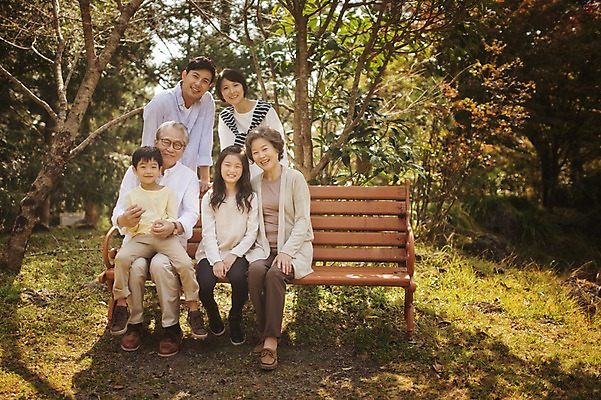 포토 JPG 주간 전신 공원 여자 할아버지 노년 남자 딸 아들 할머니 어린이 벤치 가족 엄마 손자 손녀 대가족 앉기 여러명 성인 야외 앞모습 10대 30대 제주도 화목 한국인 가족라이프 아빠 60대 며느리 자연휴양림 국내포토 자연요소 라이프스타일 공공시설 뷰포인트 다수 컨셉 의자 관계 모션 청소년 한국 사람 동양인 장년 손주 휴양림 파일형식
