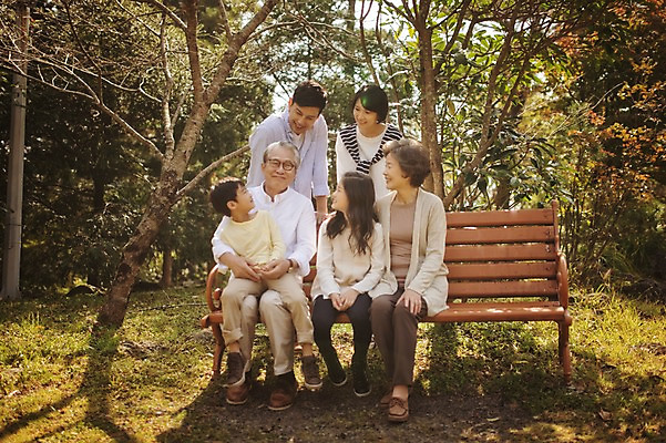 포토 JPG 주간 전신 공원 여자 할아버지 노년 남자 딸 아들 할머니 어린이 벤치 가족 엄마 손자 손녀 대가족 앉기 여러명 성인 야외 앞모습 10대 30대 제주도 화목 한국인 가족라이프 아빠 60대 며느리 자연휴양림 국내포토 자연요소 라이프스타일 공공시설 뷰포인트 다수 컨셉 의자 관계 모션 청소년 한국 사람 동양인 장년 손주 휴양림 파일형식