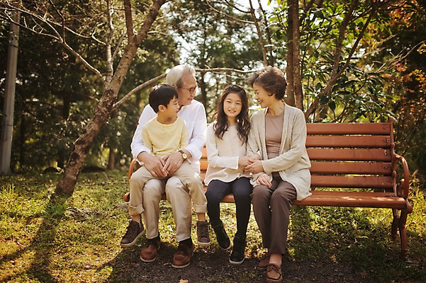 포토 JPG 주간 전신 공원 여자 할아버지 노년 남자 할머니 어린이 벤치 가족 손자 손녀 대가족 미소 앉기 여러명 야외 앞모습 10대 제주도 화목 한국인 가족라이프 60대 자연휴양림 국내포토 자연요소 라이프스타일 공공시설 뷰포인트 다수 컨셉 의자 관계 모션 청소년 한국 표정 사람 동양인 성인 손주 휴양림 파일형식