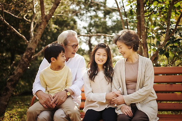 포토 JPG 주간 공원 여자 할아버지 노년 남자 할머니 어린이 벤치 가족 손자 손녀 대가족 미소 앉기 여러명 상반신 야외 앞모습 10대 제주도 화목 한국인 가족라이프 60대 자연휴양림 국내포토 자연요소 라이프스타일 공공시설 뷰포인트 다수 컨셉 의자 관계 모션 청소년 한국 표정 사람 동양인 성인 손주 휴양림 파일형식