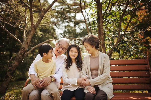 포토 JPG 주간 공원 여자 할아버지 노년 남자 할머니 어린이 벤치 가족 손자 손녀 대가족 미소 앉기 여러명 상반신 야외 앞모습 10대 제주도 화목 한국인 가족라이프 60대 자연휴양림 국내포토 자연요소 라이프스타일 공공시설 뷰포인트 다수 컨셉 의자 관계 모션 청소년 한국 표정 사람 동양인 성인 손주 휴양림 파일형식