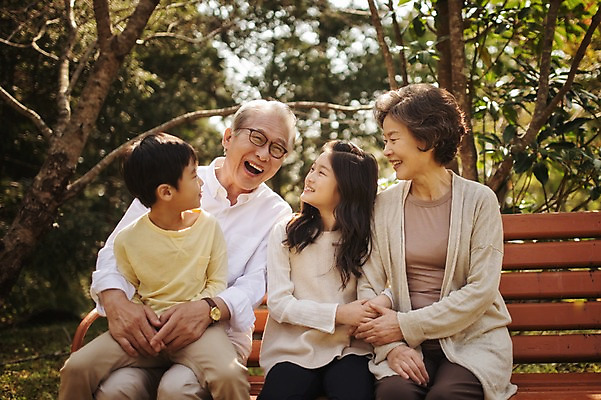 포토 JPG 주간 공원 여자 할아버지 노년 남자 할머니 어린이 벤치 가족 손자 손녀 대가족 미소 앉기 여러명 상반신 야외 앞모습 10대 제주도 화목 한국인 가족라이프 60대 자연휴양림 국내포토 자연요소 라이프스타일 공공시설 뷰포인트 다수 컨셉 의자 관계 모션 청소년 한국 표정 사람 동양인 성인 손주 휴양림 파일형식