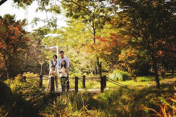 포토 JPG 주간 전신 공원 여자 남자 딸 아들 어린이 가족 엄마 서기 여러명 성인 야외 앞모습 10대 30대 제주도 화목 한국인 다리 가족라이프 아빠 핵가족 자연휴양림 국내포토 자연요소 라이프스타일 공공시설 뷰포인트 다수 컨셉 관계 모션 청소년 한국 사람 동양인 신체부위 장년 휴양림 파일형식