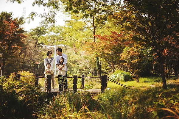 포토 JPG 주간 전신 공원 여자 남자 딸 아들 어린이 가족 엄마 서기 여러명 성인 야외 앞모습 10대 30대 제주도 화목 한국인 다리 가족라이프 아빠 핵가족 자연휴양림 국내포토 자연요소 라이프스타일 공공시설 뷰포인트 다수 컨셉 관계 모션 청소년 한국 사람 동양인 신체부위 장년 휴양림 파일형식