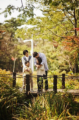 포토 JPG 주간 전신 공원 여자 남자 딸 아들 어린이 가족 엄마 서기 여러명 성인 야외 앞모습 10대 30대 제주도 화목 한국인 다리 가족라이프 아빠 핵가족 자연휴양림 국내포토 자연요소 라이프스타일 공공시설 뷰포인트 다수 컨셉 관계 모션 청소년 한국 사람 동양인 신체부위 장년 휴양림 파일형식